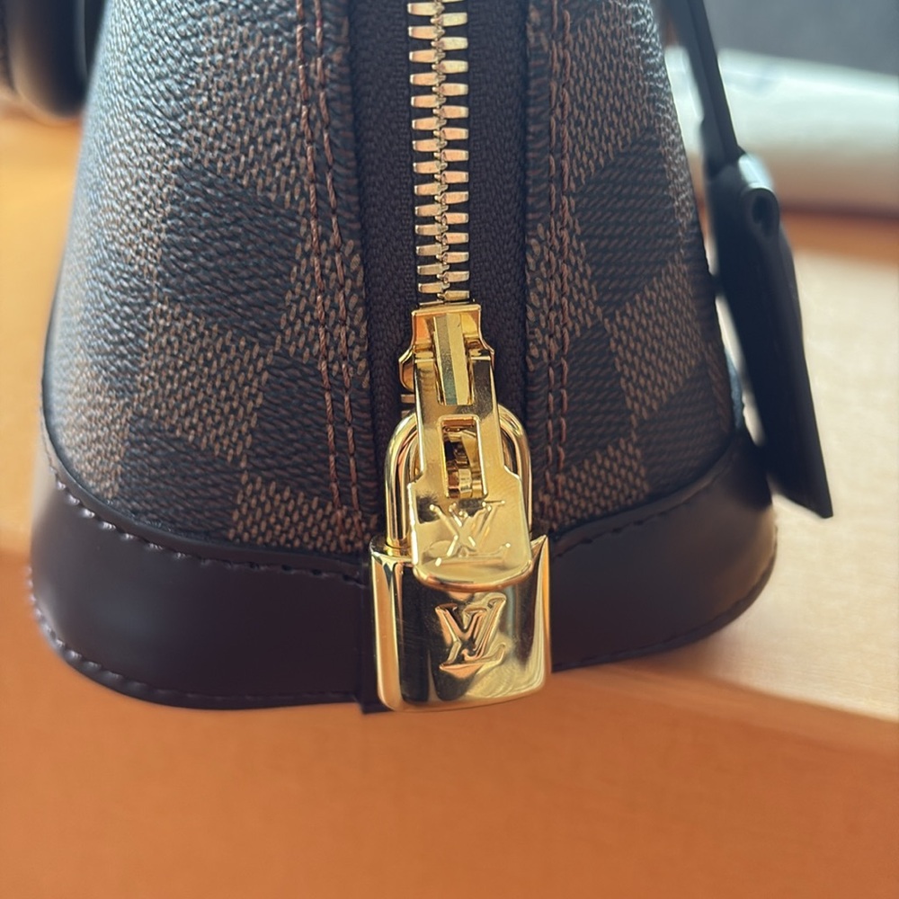 Louis Vuitton Alma BB like new giftable condition - Picture 9 of 16